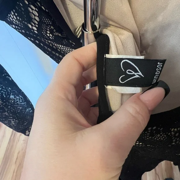 Black lace dress 
Large 
From Windsor - Picture 6 of 10